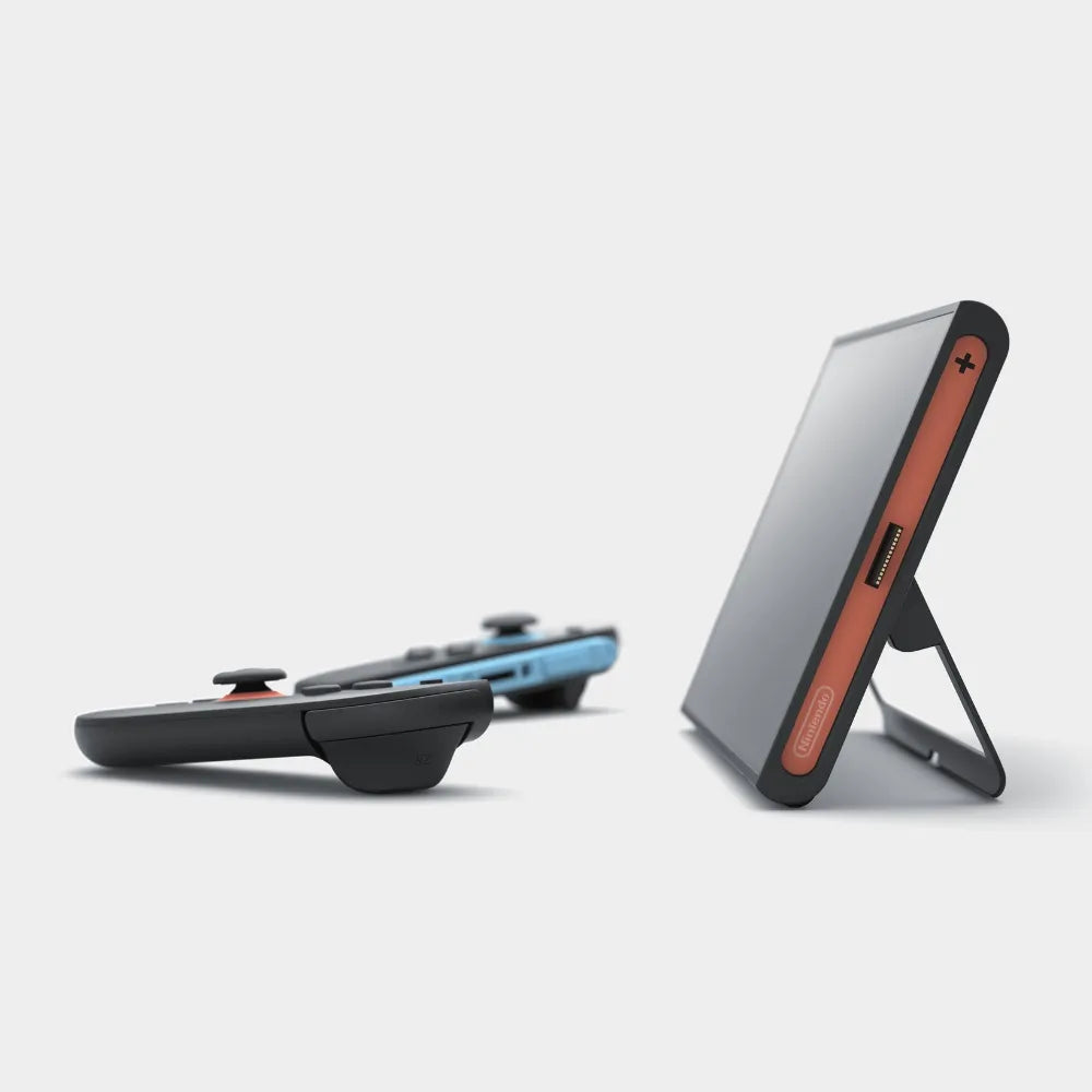 Nintendo Switch 2 en modo semiportátil apoyada sobre su soporte ajustable